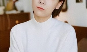 2011年，全裸接受记者采访，她挑战众目睽睽的目光，“我敢看你们，你们敢看我吗”